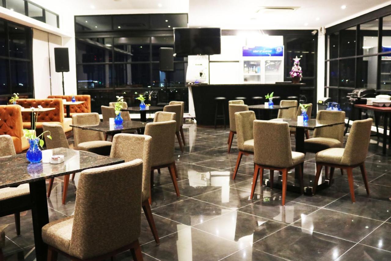 Surabaya River View Hotel エクステリア 写真